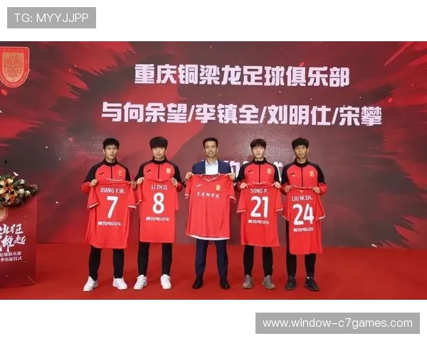 重庆业余足球联赛激烈开战 本土球员奋力拼搏展现热血激情